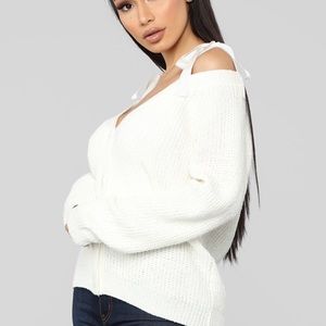 BRAND NEW - NEVER WORN FASHION NOVA SWEATER
